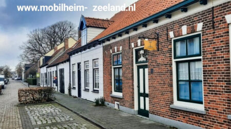 Typische Häuserzeile in Nieuwvliet in Holland, Region Zeeland