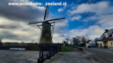 Die Windmühle von Nieuwvliet in Zeeland. Das Wahrzeichen des Ortes.